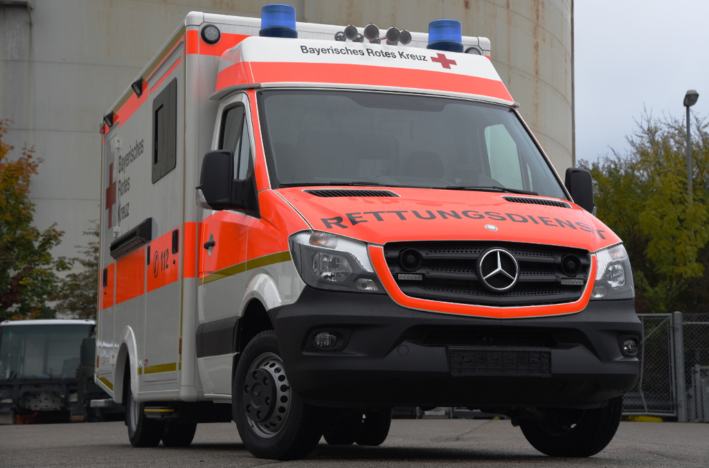 Krankenwagen mit Blaulicht und Martinshorn Stock Photo