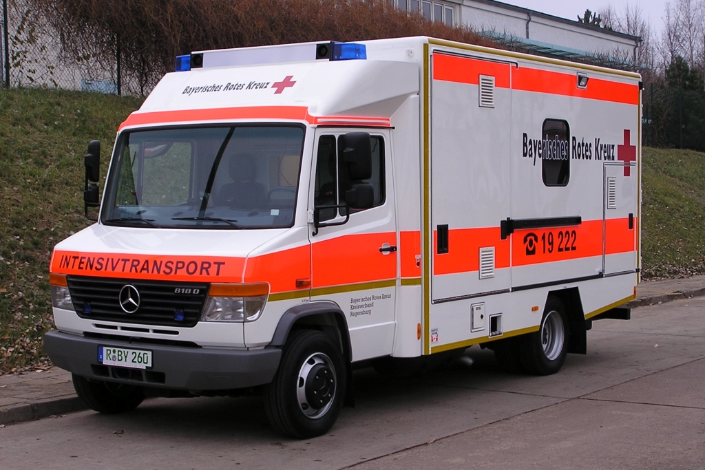 ITW BY 2005 (BRK KV Regensburg) mit Ladebordwand