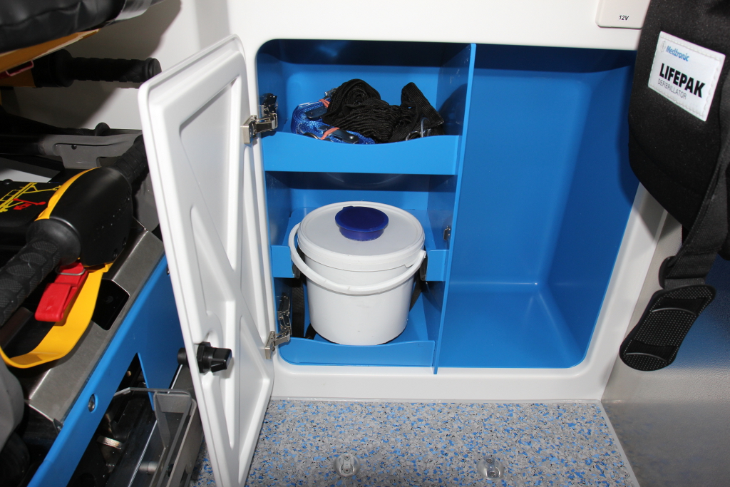 Neu: Aufnahme für Desinfektionsmittel-Eimer im Seitenschrank