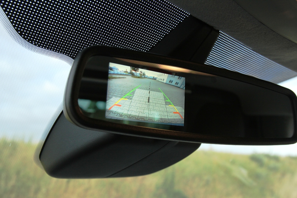 Rückfahrkamera-Monitor in Rückspiegel integriert