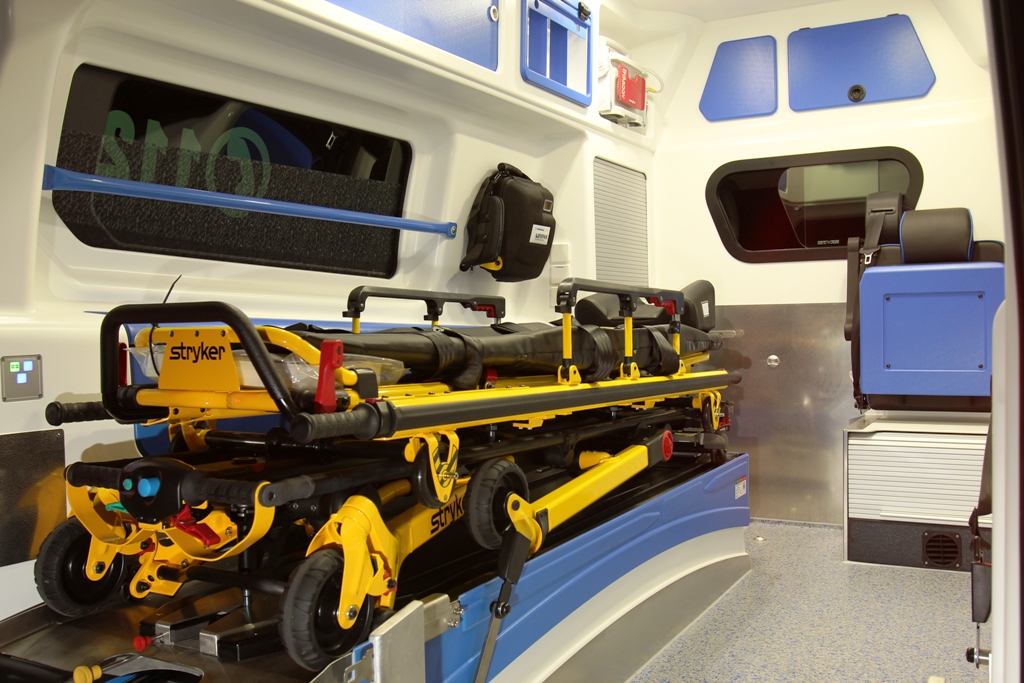 Patientenraum KTW BY 2014 (Prototyp), Position AED an Seitenwand