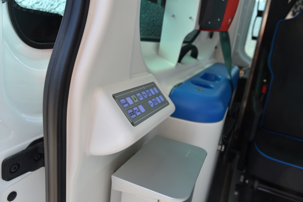 Sitzplatznahes Bedienfeld im Patientenraum KTW BY 2015 4x4