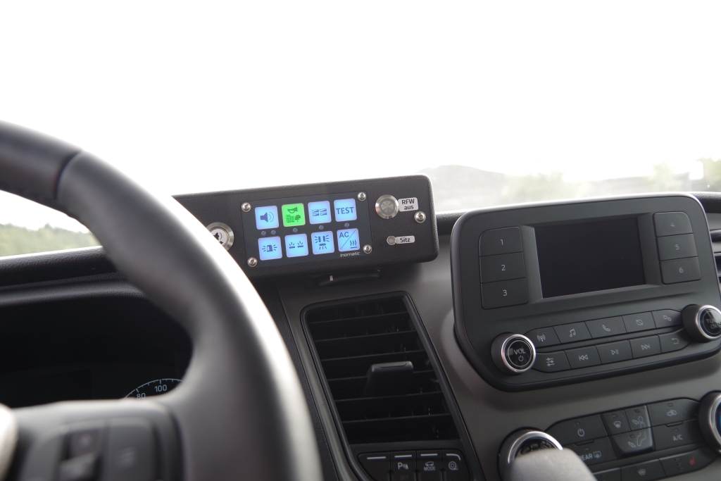 Neu: Facelift-Armaturenbrett mit größerem Monitor und neuem Bedienteil für Aufbaufunktionen