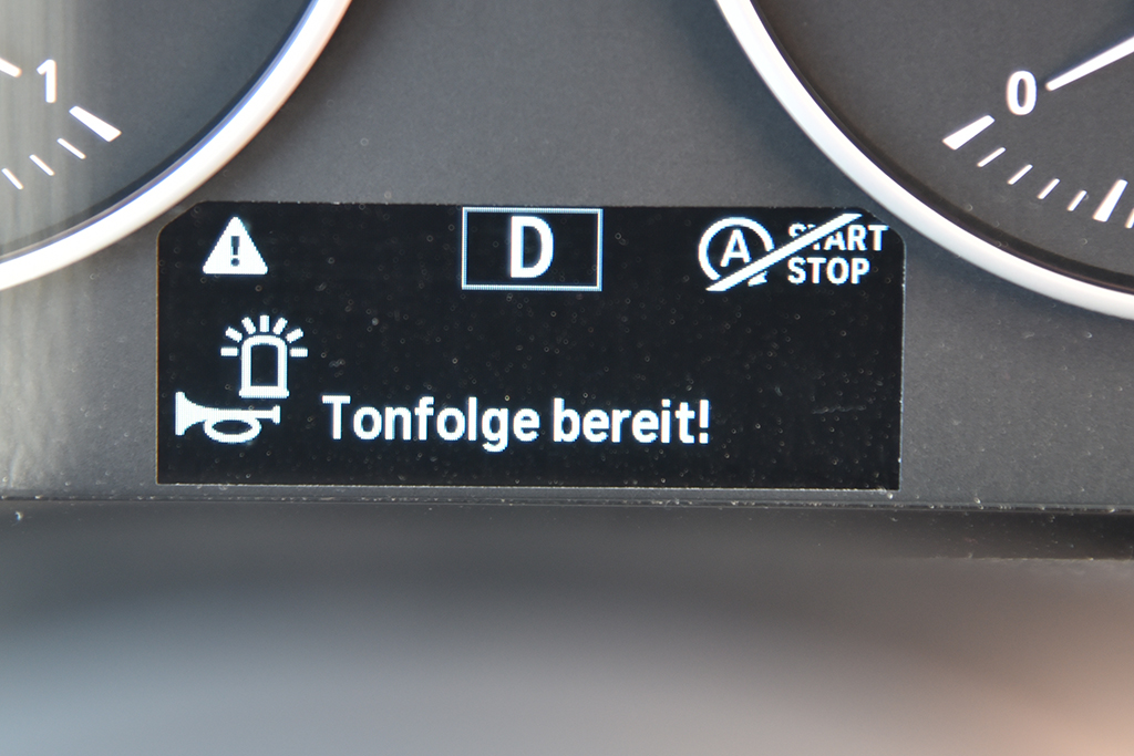 Aufbauspezifische Hinweise, integriert in Kombiinstrument des Basisfahrzeugs