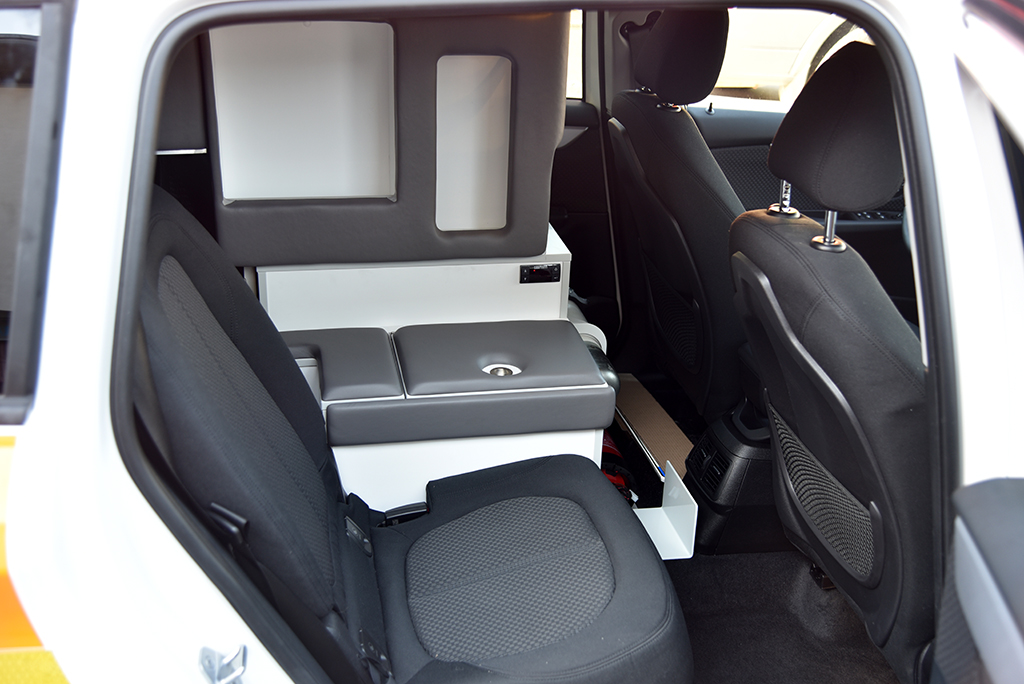 NEF BY 2017 - Rücksitzbereich mit gepolsterter Schutzzone zum Geräte-Abteil