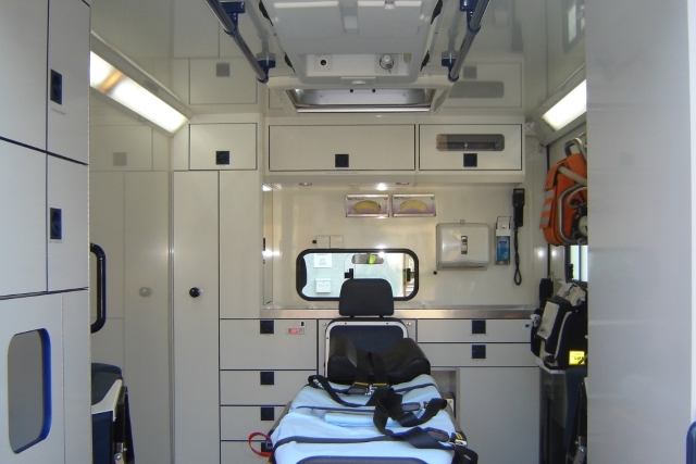 Beatmungsgerät Dräger Oxylog 1000 und EKG-Defibrillator Lifepak 12