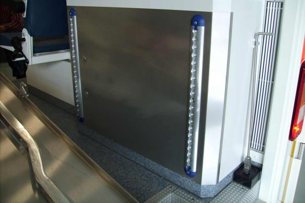 Neu: Gepäckfixiersystem zur sicheren Mitnahme von Patientengepäck und eines zusammengeklappten Rollstuhls