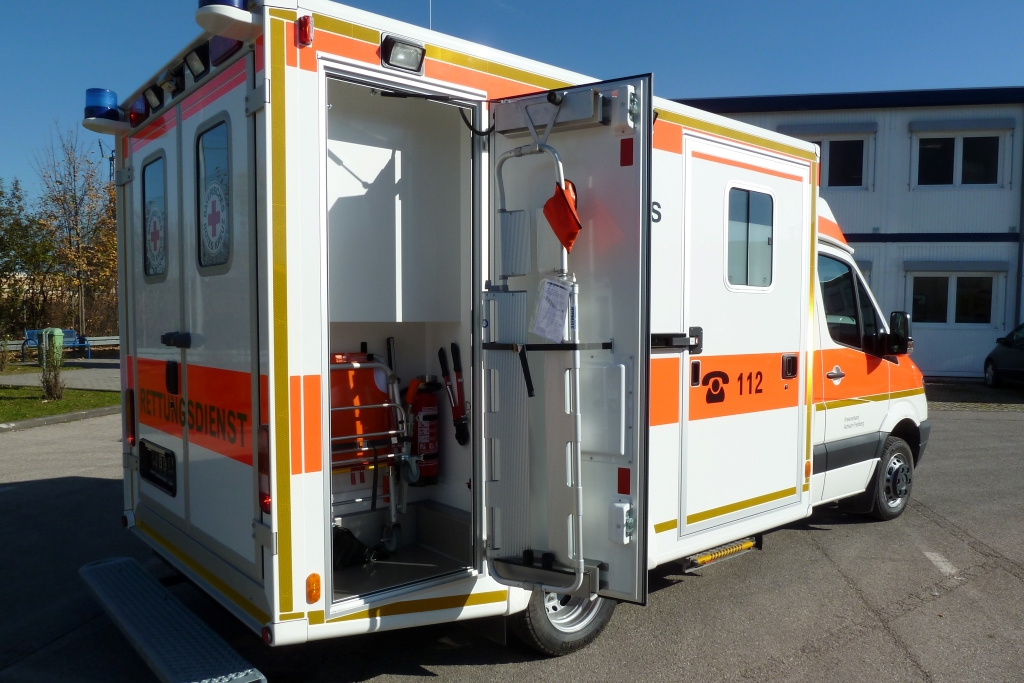 Außenstaufach mit neuer Kombi-Halterung für Schaufeltrage und Spineboard