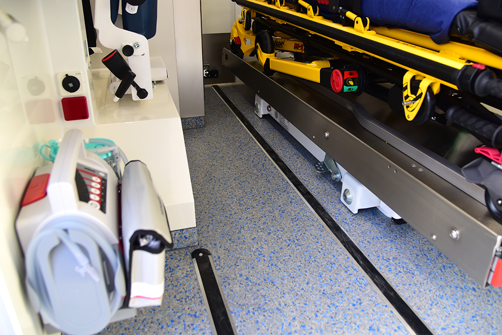 Airline-Schienen im Boden zur Fixierung zusätzlicher Medizintechnik, z.B. ECMO-Halterung